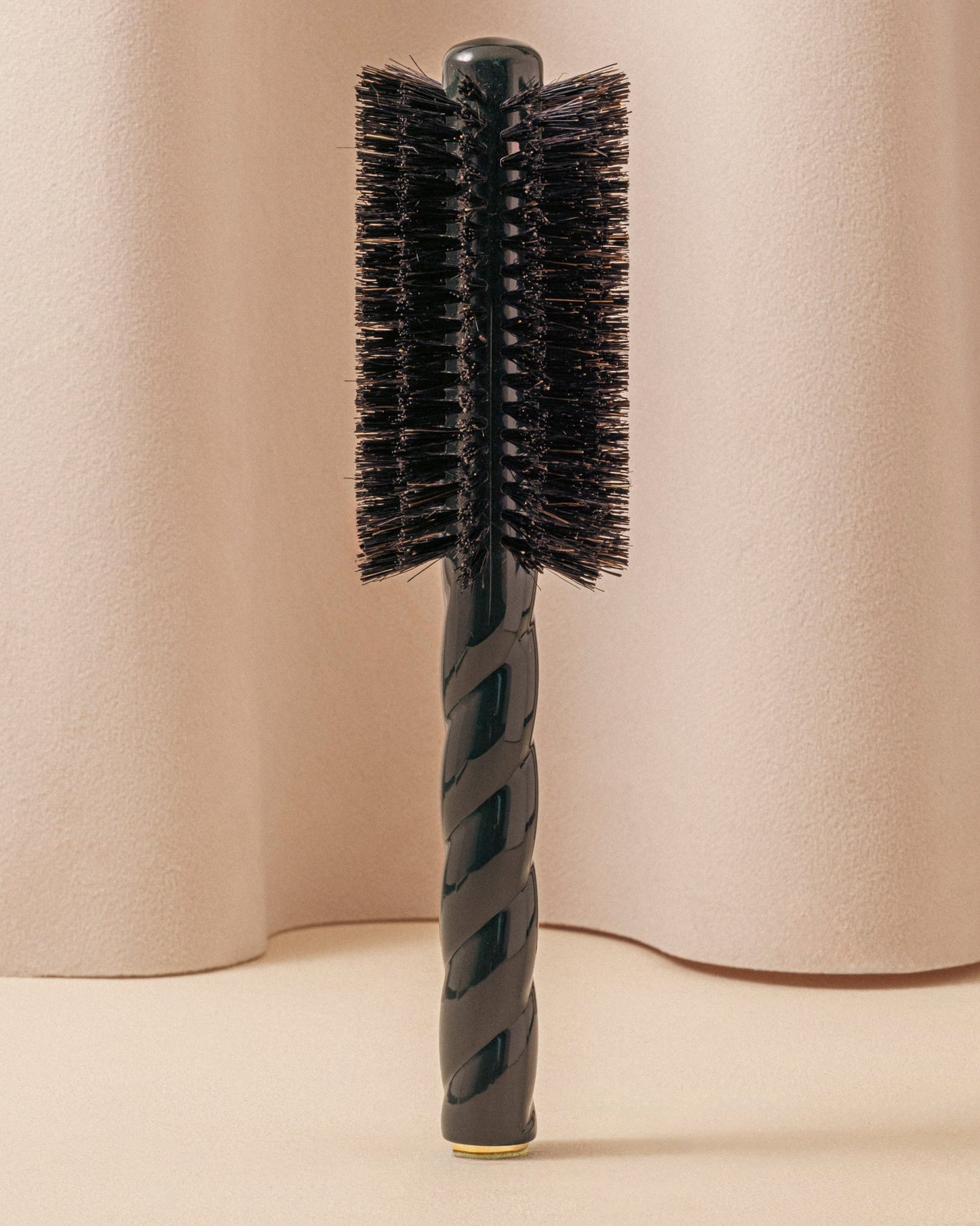 N.08 The Round Blowout Brush Length & Movement Emerald Green