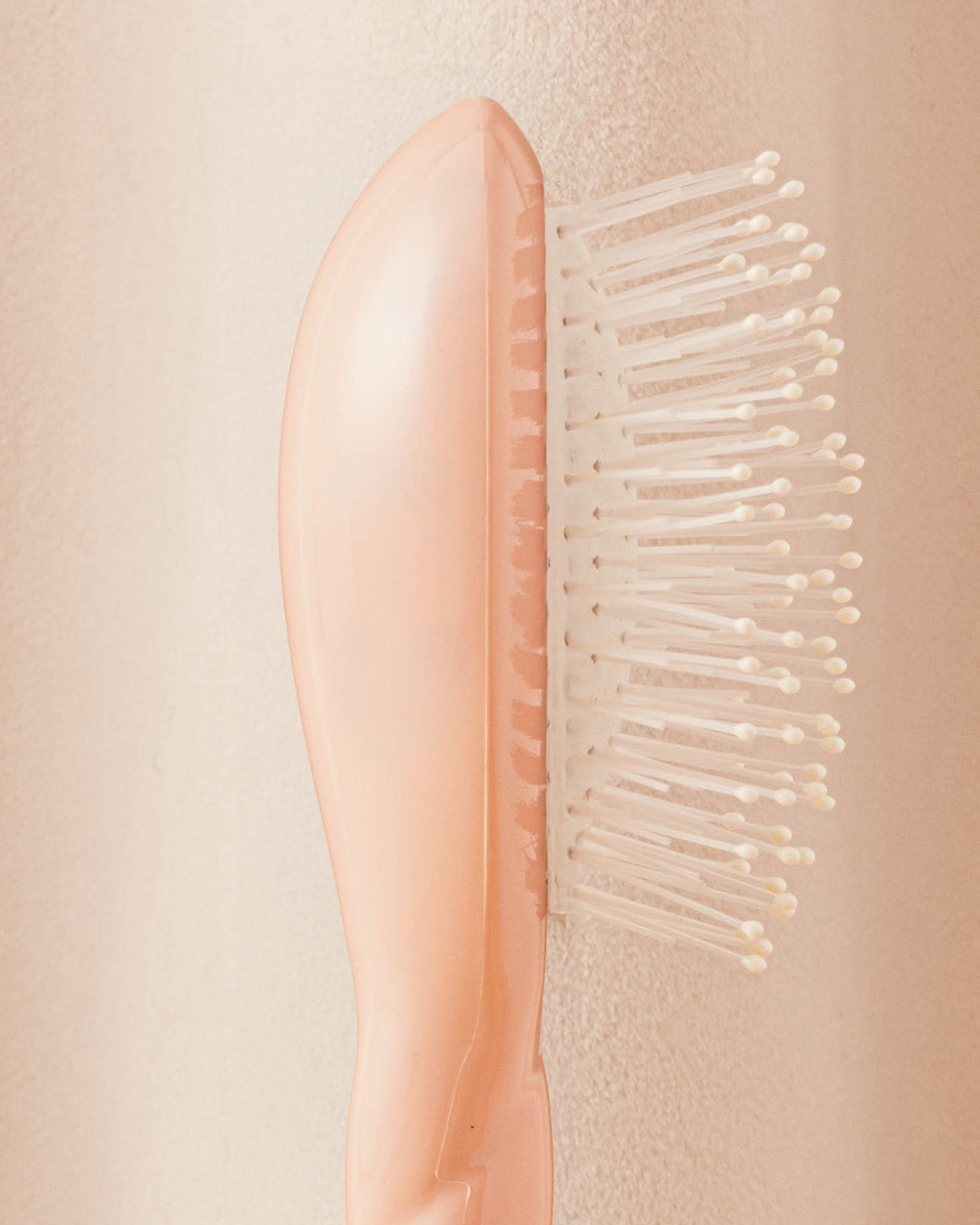 N.04 La Micro Brosse Démêlante & Massante La Miracle Rose Poudré
