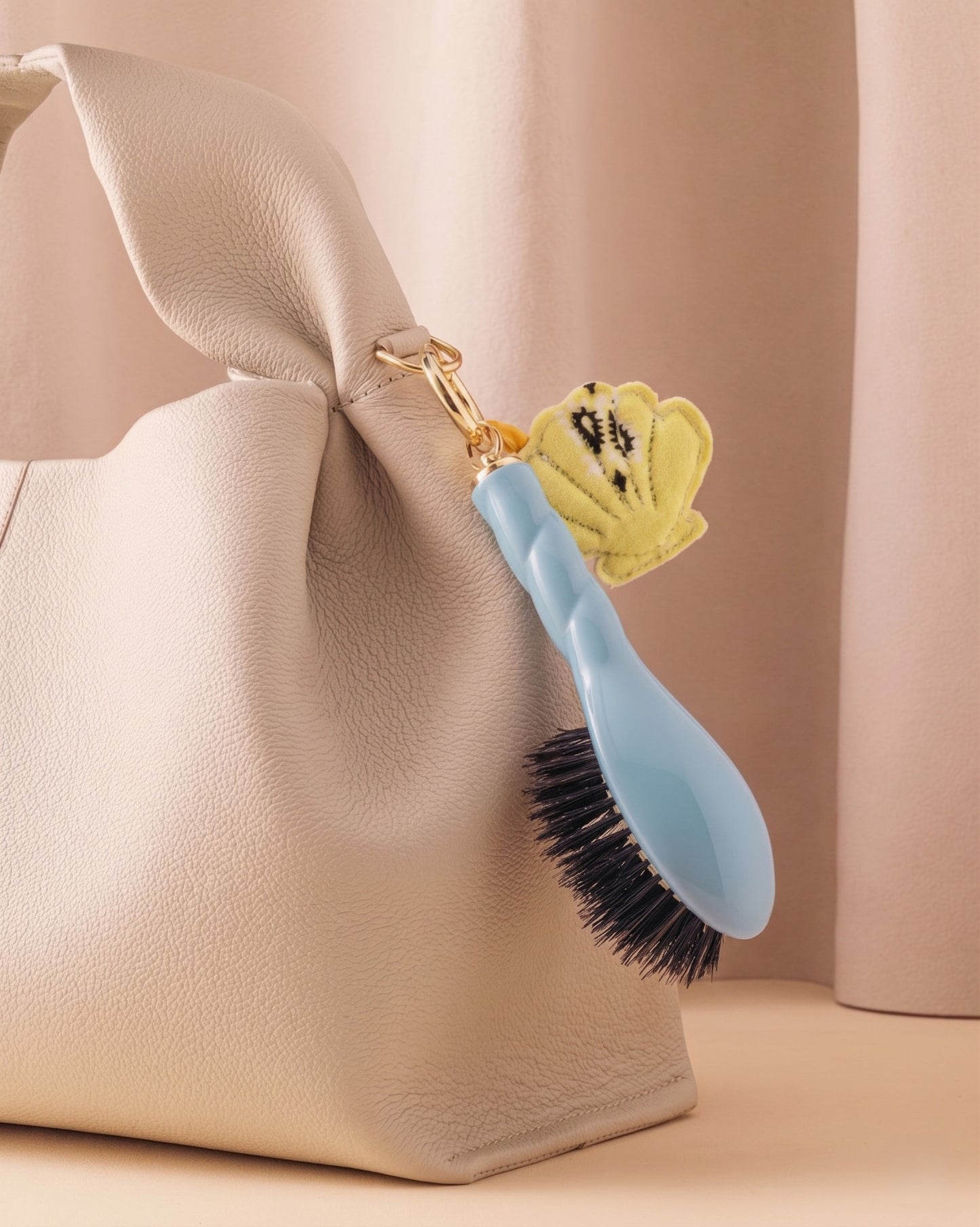 Call It By Your Name x La Bonne Brosse Duo : Mikro Bürste N.01 Himmelblau und ihr Anhänger