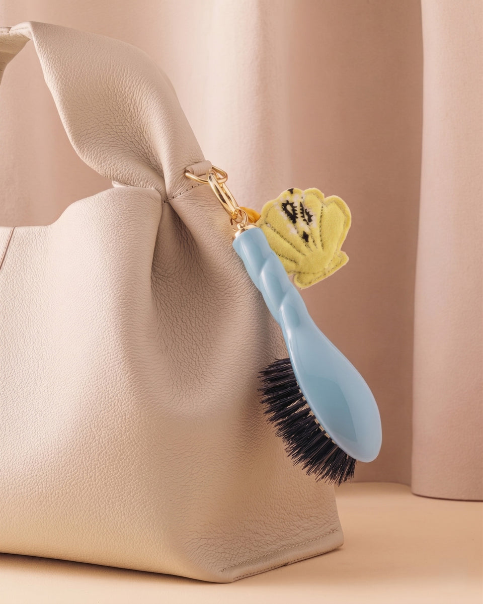 Call It By Your Name x La Bonne Brosse Duo : Mikro Bürste N.01 Himmelblau und ihr Anhänger