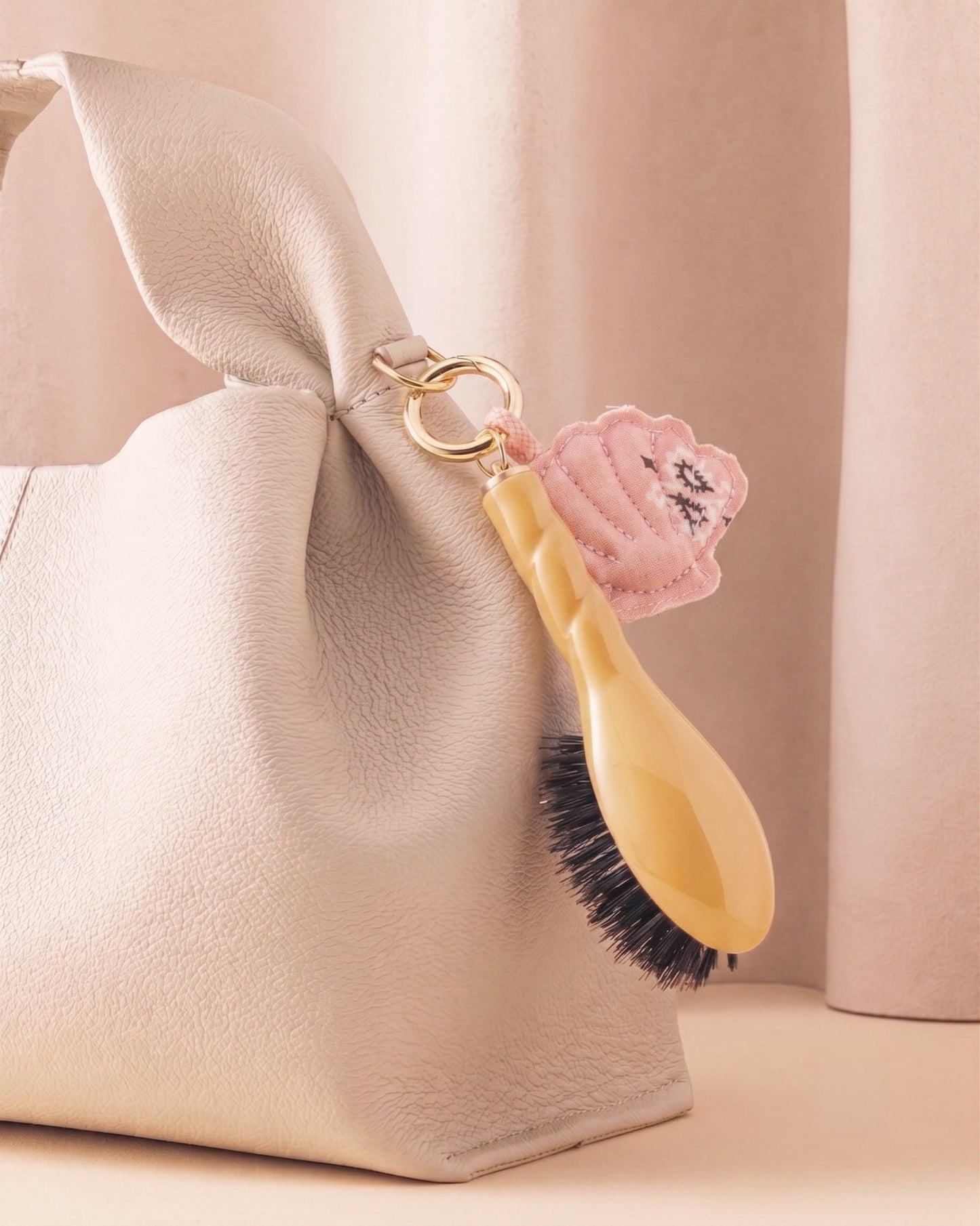 Call It By Your Name x La Bonne Brosse Duo: Mikro Bürste N.01 Safrangelb mit Anhänger