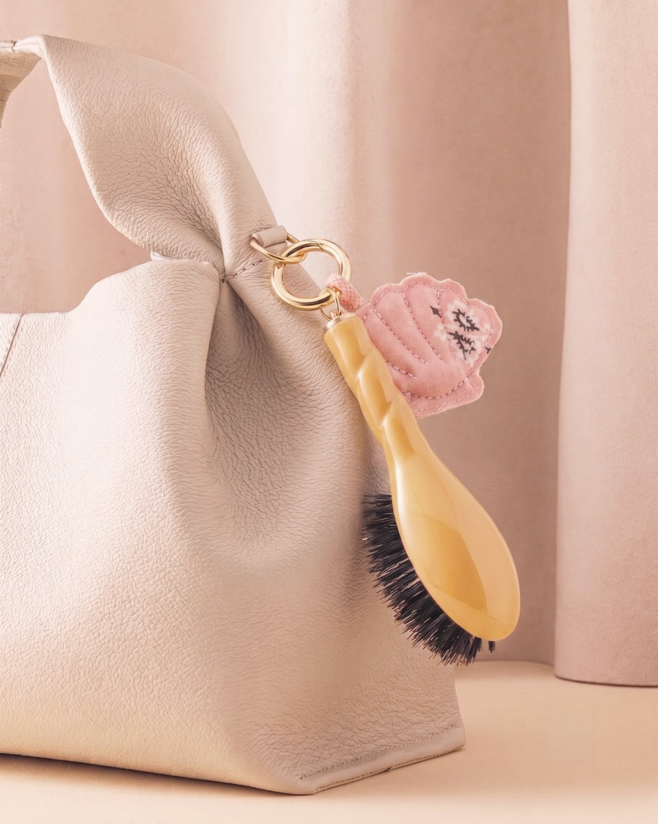 Call It By Your Name x La Bonne Brosse Duo: Mikro Bürste N.01 Safrangelb mit Anhänger