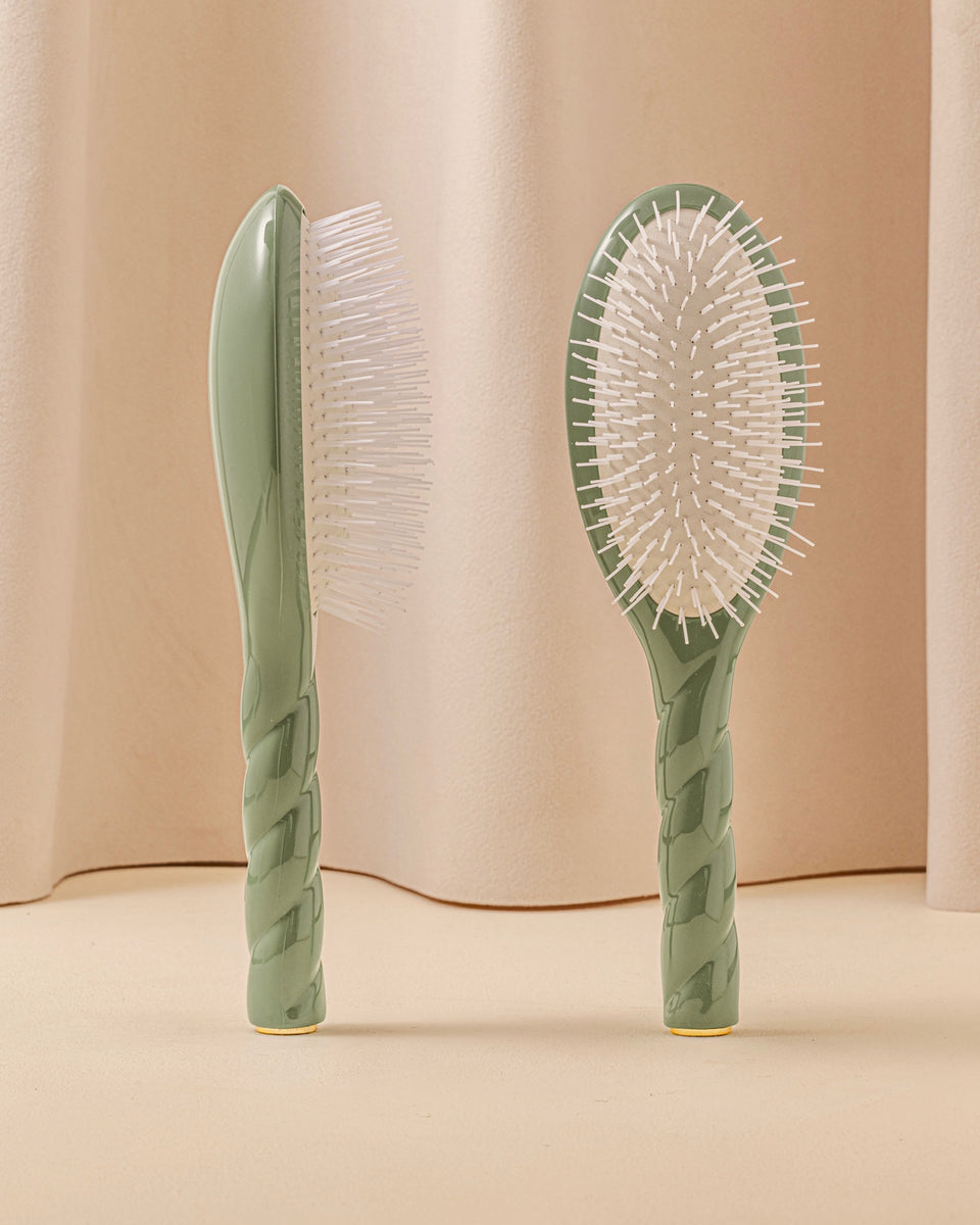 Trio : La Bonne Brosse, son Peigne et sa Pochette Vert Amande