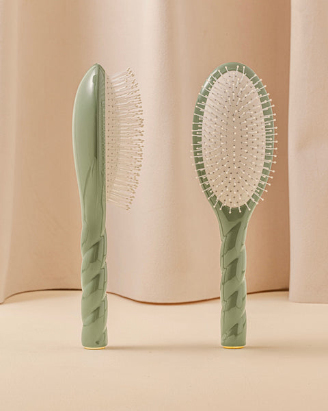N.04 The Massaging Detangling Hair Brush Almond Green - Image 1