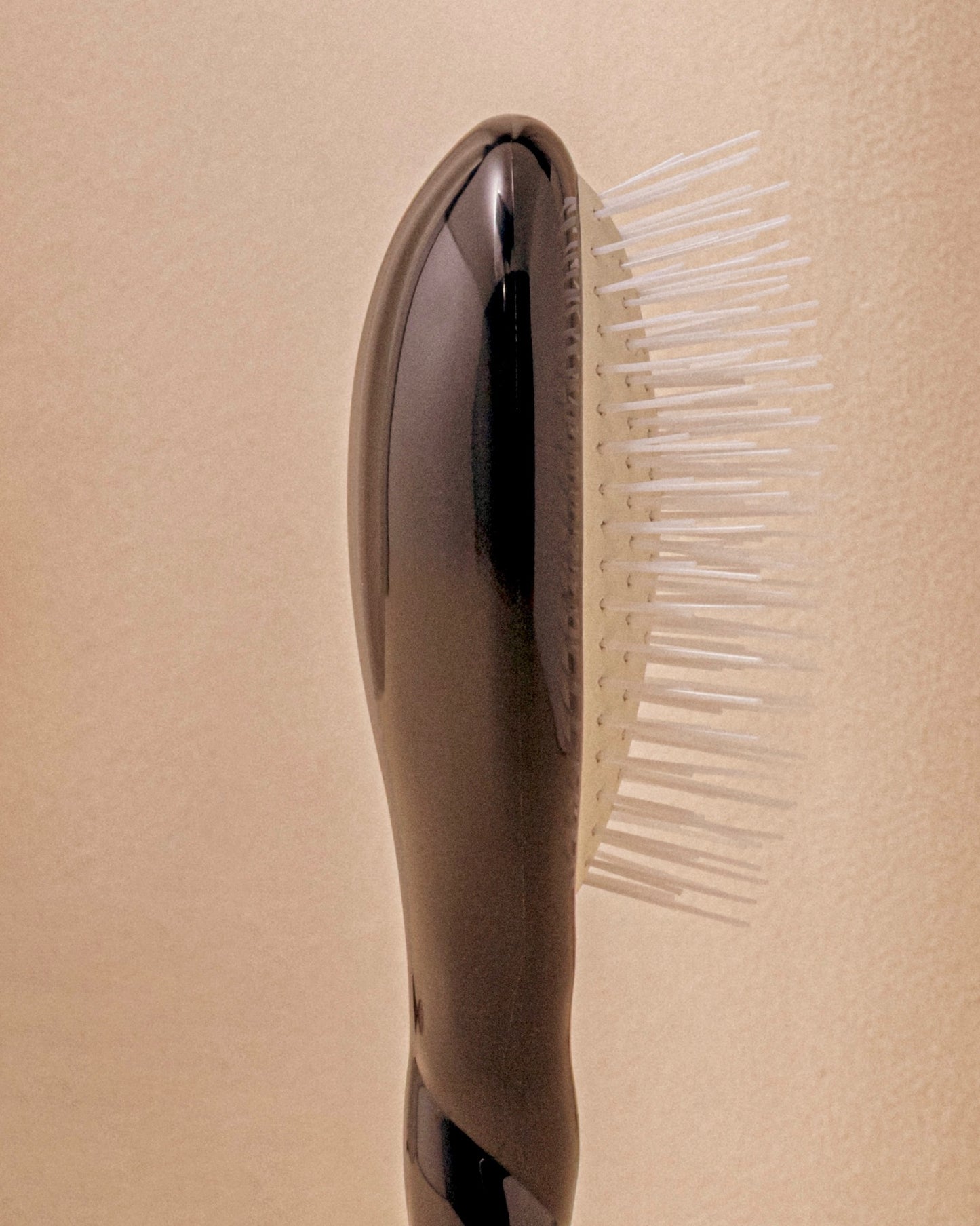 Black Édition N.07 El Pequeño Cepillo Desenredante y Estimulante El Intenso