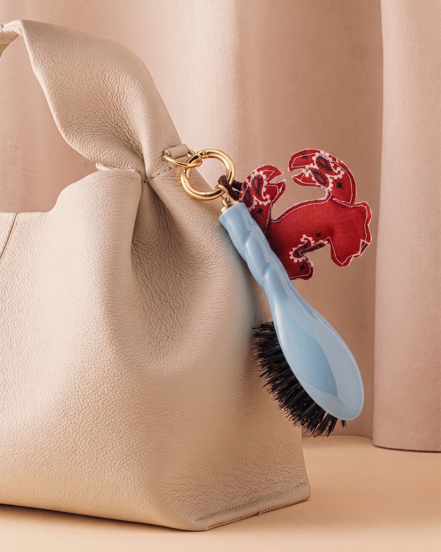 Call It By Your Name x La Bonne Brosse Duo : Mikro Bürste N.01 Himmelblau und ihr Anhänger