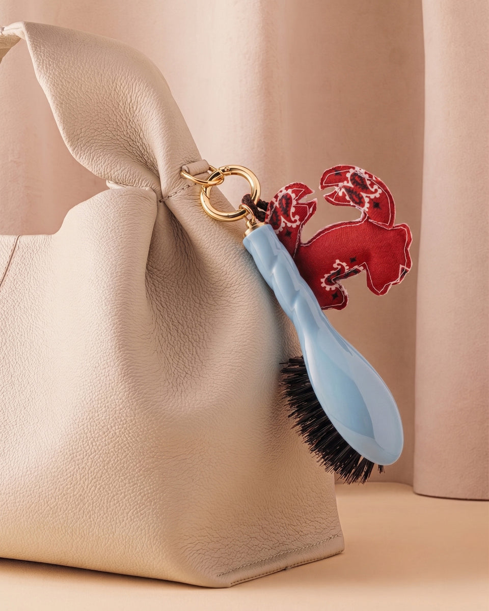 Call It By Your Name x La Bonne Brosse Duo : Mikro Bürste N.01 Himmelblau und ihr Anhänger
