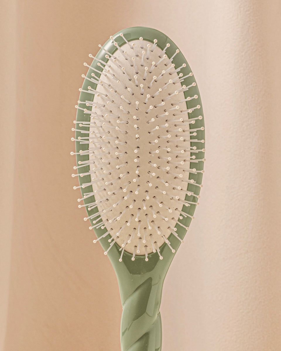 N.04 The Massaging Detangling Hair Brush Almond Green