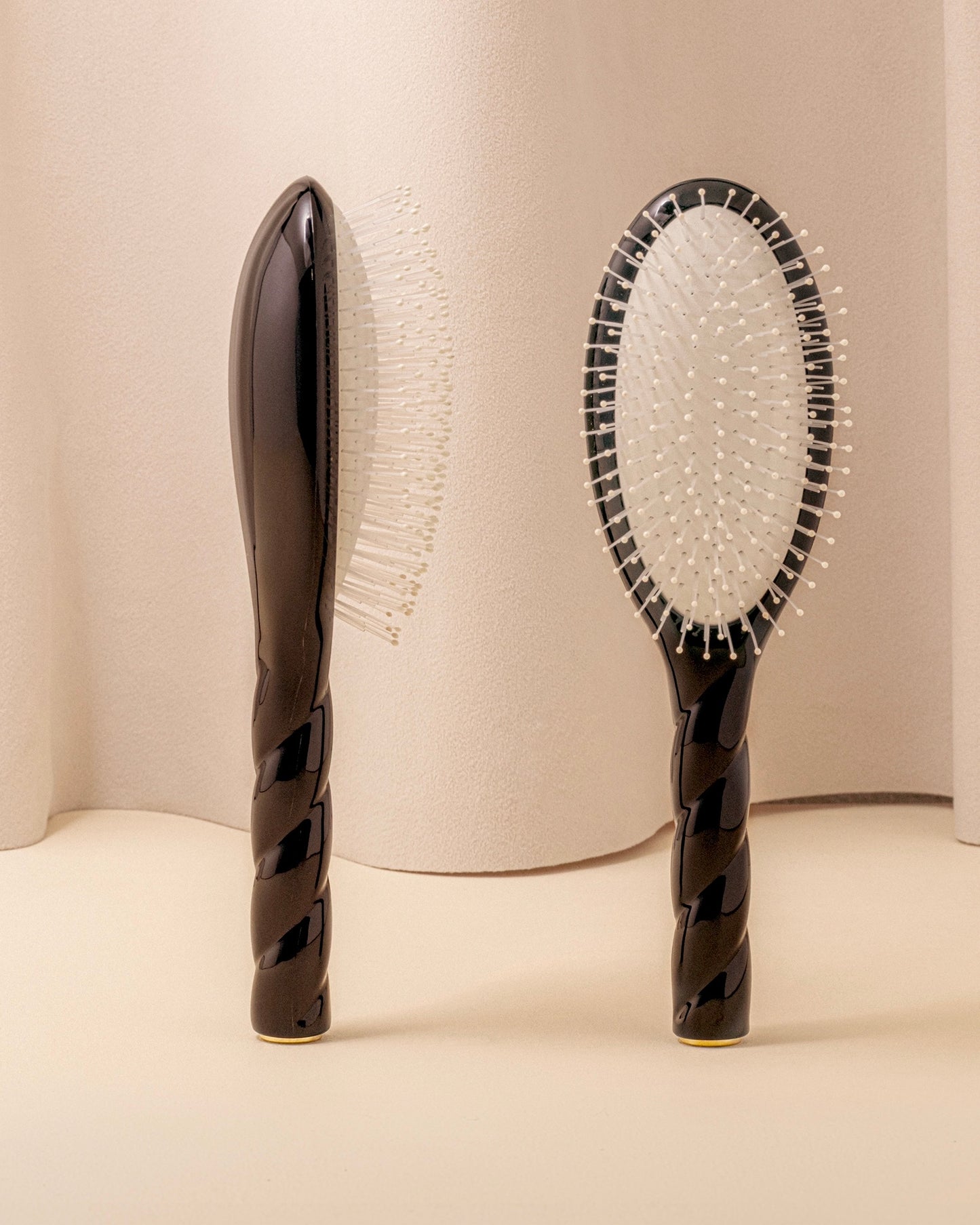 Black Edition N.04 The Massaging Detangling HairBrush The Miracle