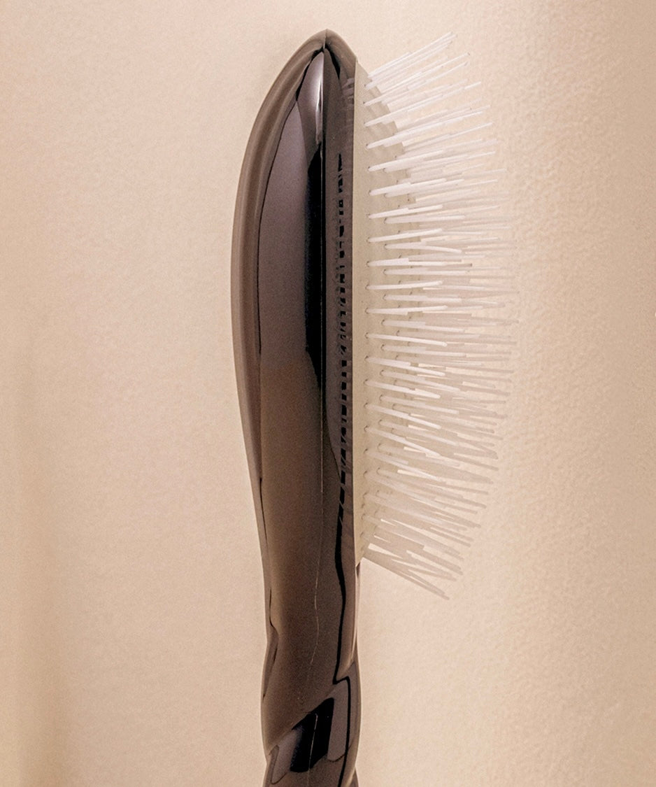 Black Édition N.07 La Brosse Démêlante & Stimulante l'Intense