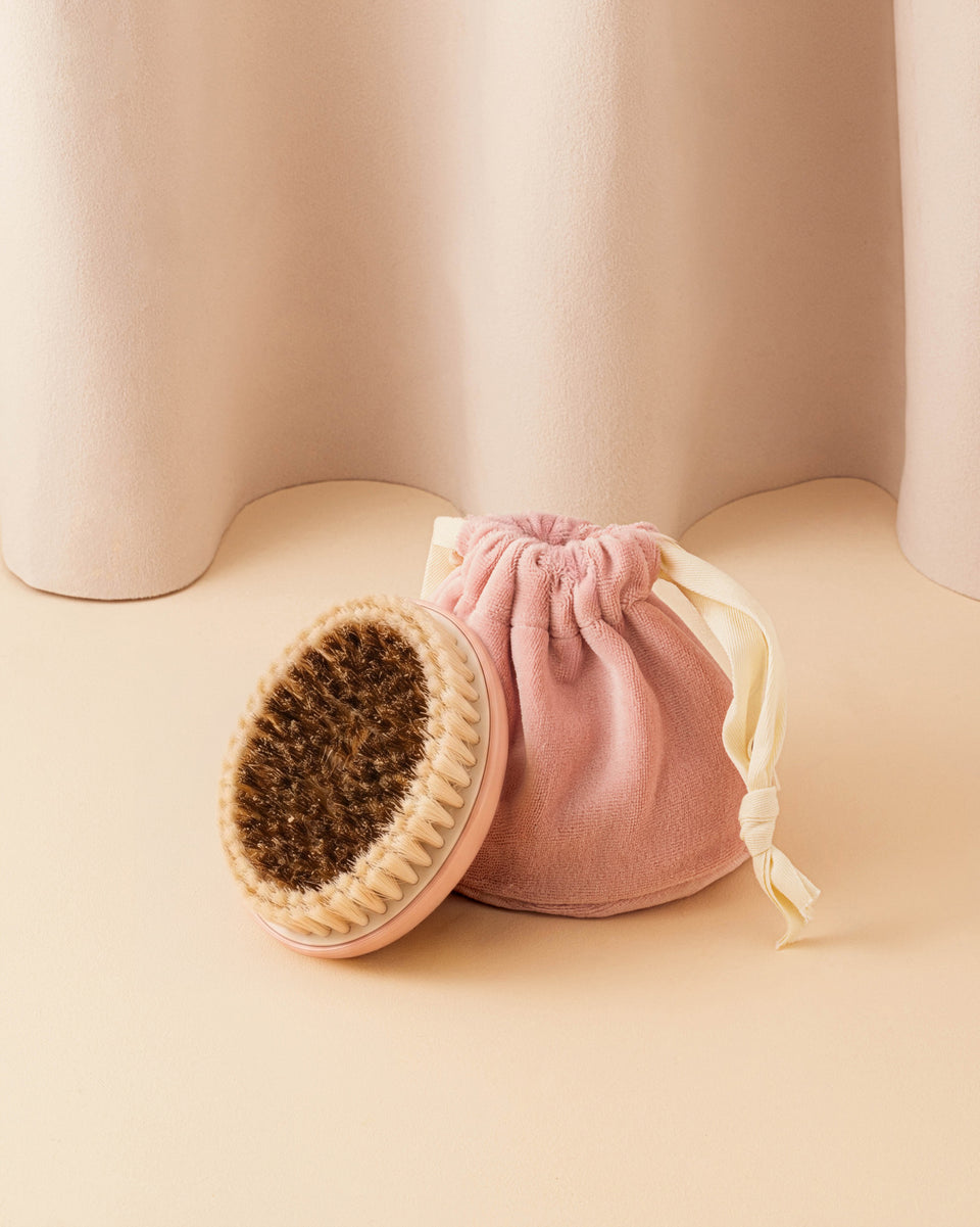 Duo : N.01 La Brosse Corps Peaux Sensibles et sa Bourse Rose Poudré