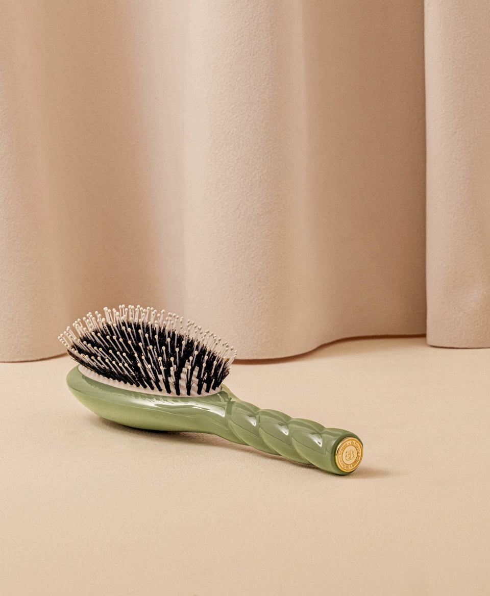 N.03 The Gentle Scalp Care Hair Brush The Essential Softness Almond Green