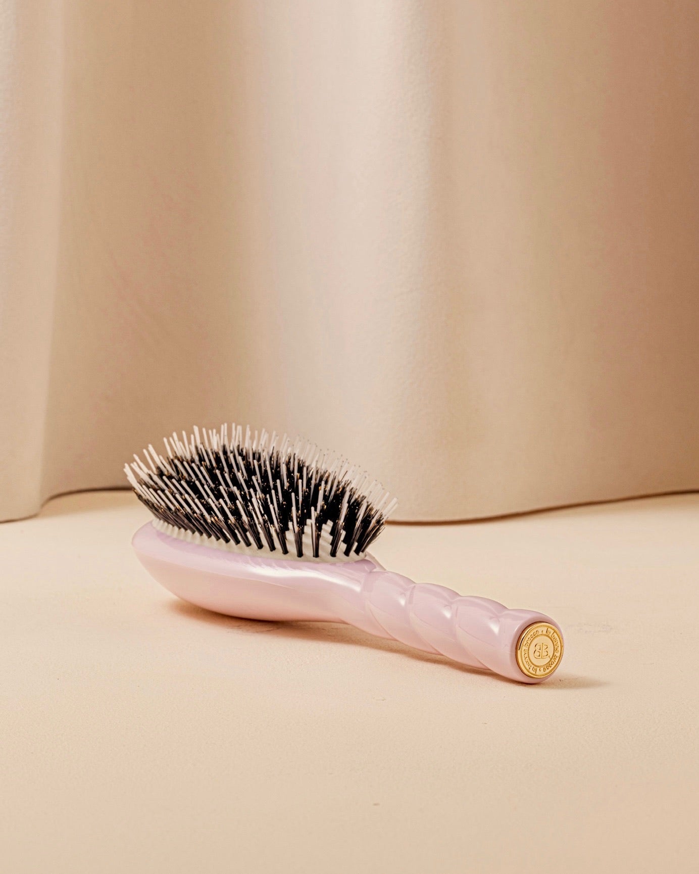 N.02 The Care & Detangling Hair Brush THE ESSENTIAL Pink