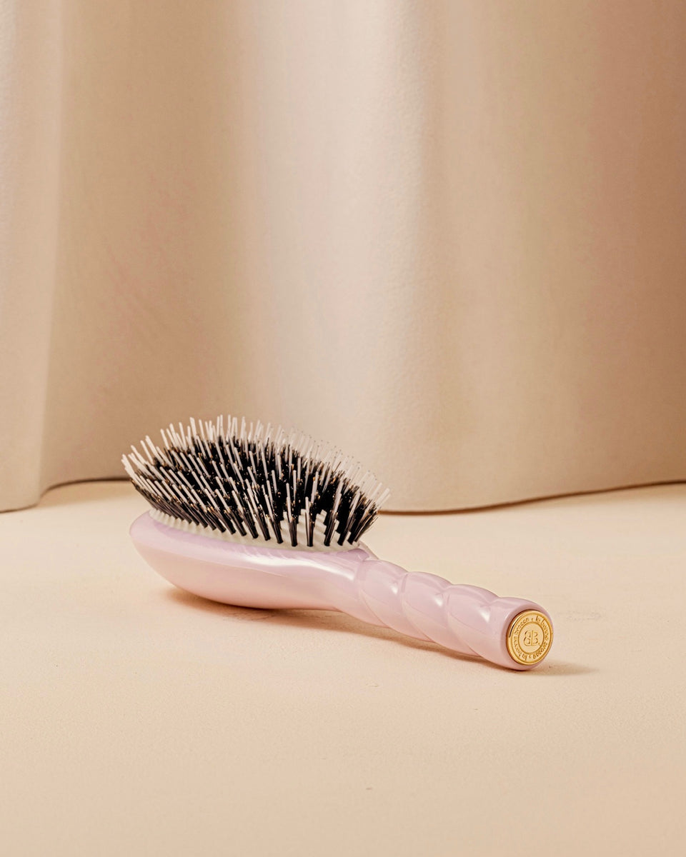 N.02 The Care & Detangling Hair Brush The Essential Pink