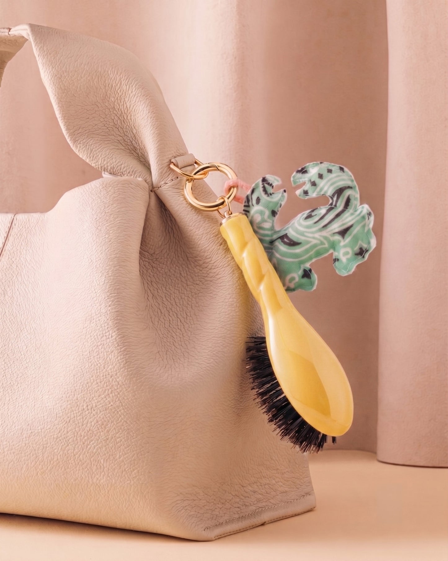Call It By Your Name x La Bonne Brosse Duo: Mikro Bürste N.01 Safrangelb mit Anhänger