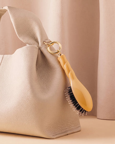 N.03 La Micro Brosse Cuir Chevelu Sensible l'Indispensable Douceur Jaune Safran - Image 1