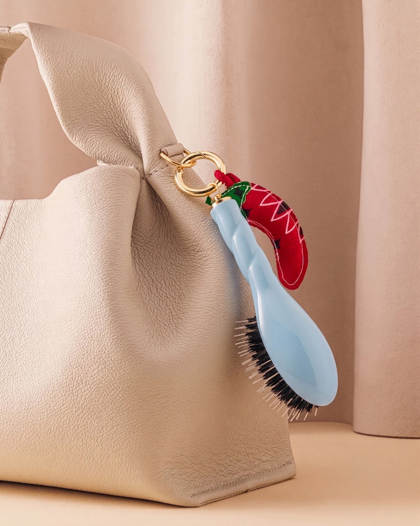 Call It By Your Name x La Bonne Brosse Duo: Micro Spazzola N.02 Blu Cielo e il suo Ciondolo