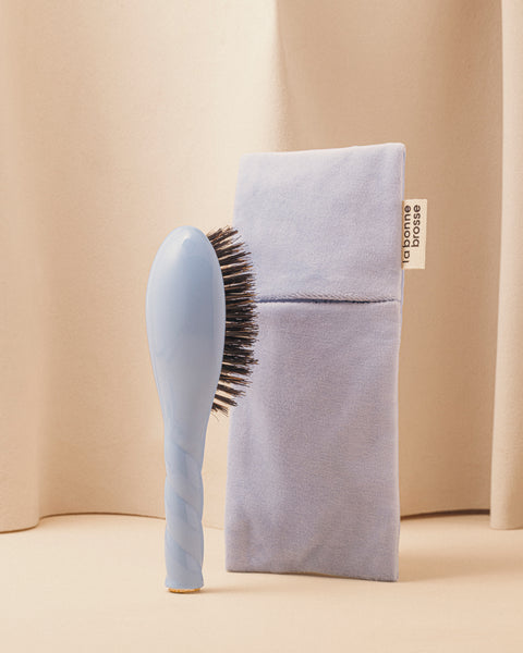 Duo : La Petite Brosse et sa Pochette Bleu Ciel - Image 1