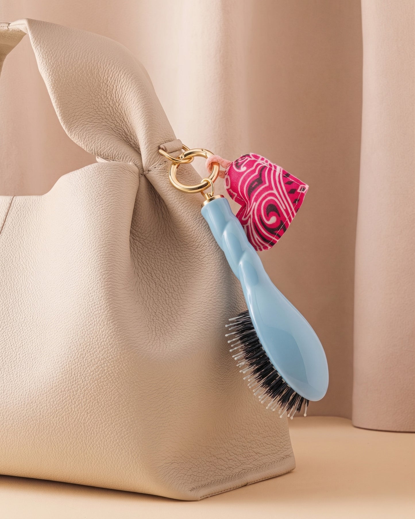Call It By Your Name x La Bonne Brosse Duo: Mikro Bürste N.03 Himmelblau und ihr Anhänger
