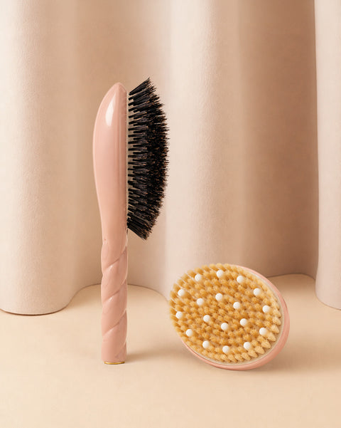 Duo: N.02 The Body Brush Normal Skin and Its Powder Pink Hairbrush - Image 1