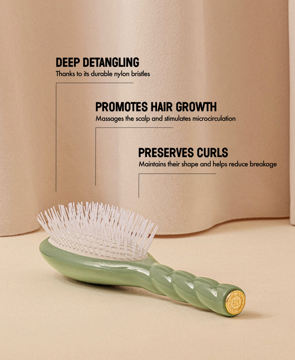N.07 The Stimulating & Detangling HairBrush The Intense Almond Green