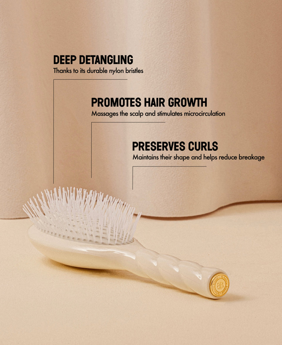 N.07 The Stimulating & Detangling HairBrush The Intense Cream White