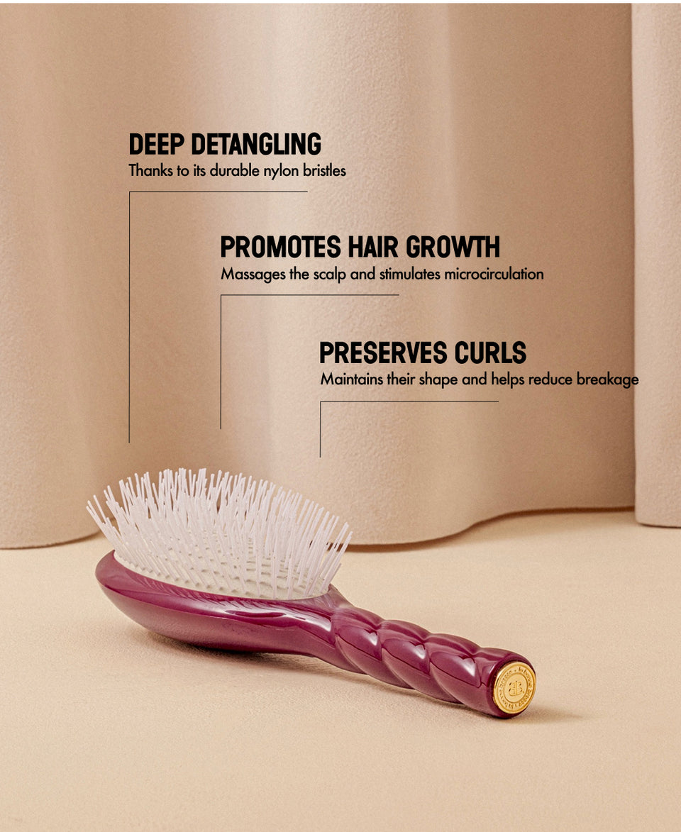 N.07 The Stimulating & Detangling HairBrush The Intense Cherry Red