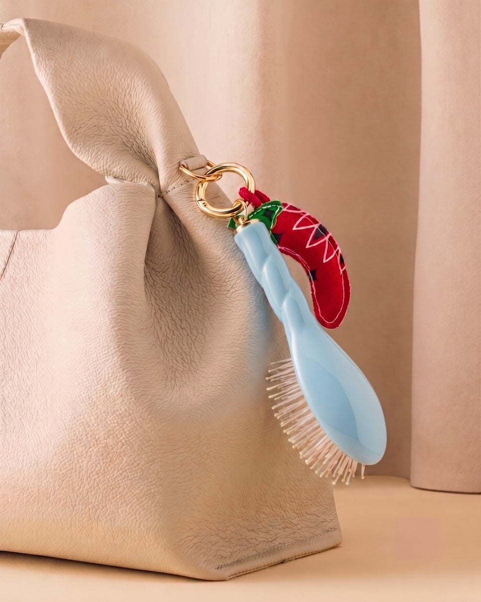 Call It By Your Name x La Bonne Brosse Duo: Mikro Bürste N.04 Himmelblau und ihr Anhänger