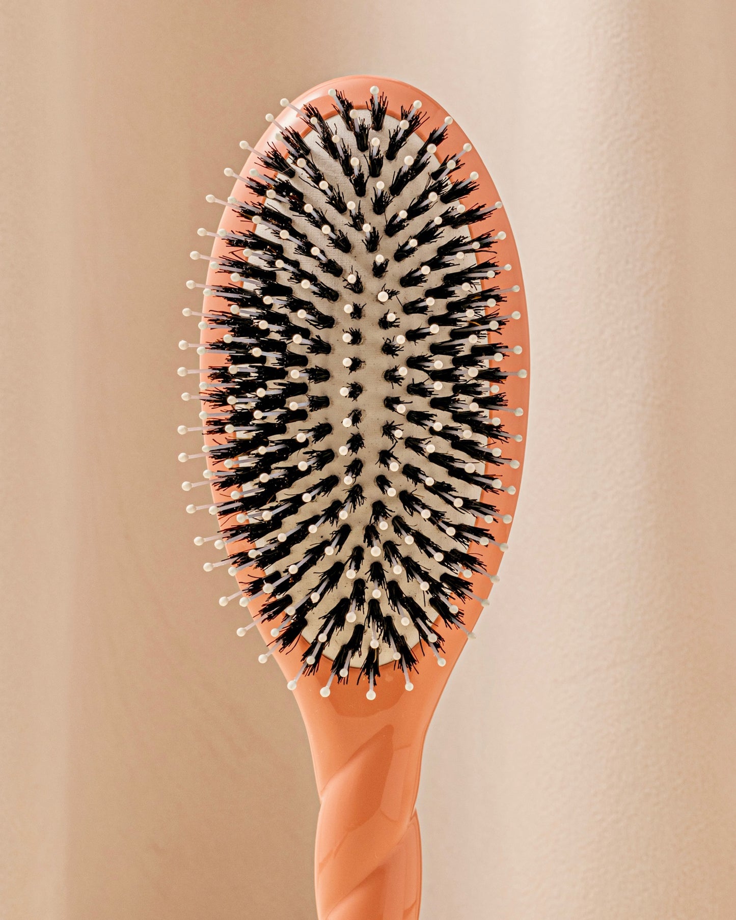 N.03 The Gentle Scalp Care Hair Brush THE ESSENTIAL SOFTNESS Coral