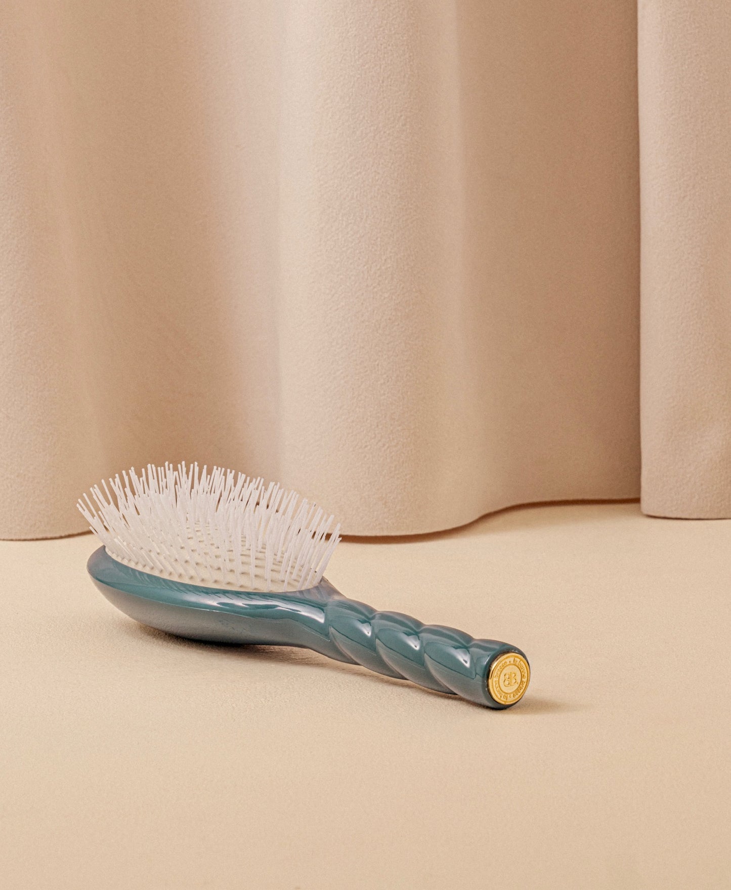 N.07 The Stimulating & Detangling Hair Brush The Intense Ink Blue