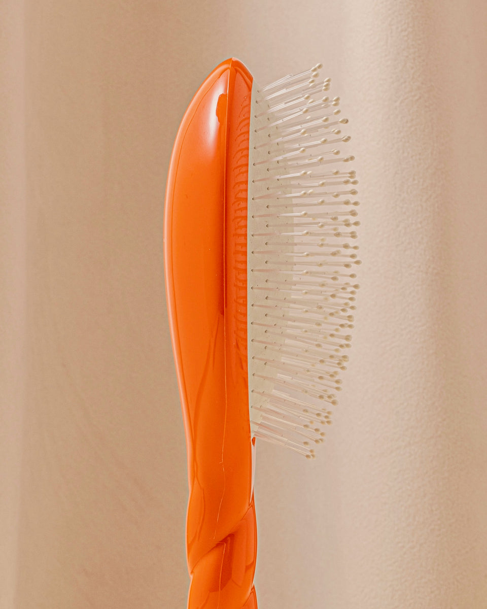 Édition Limitée N.04 La Brosse Démêlante & Massante La Miracle Orange Seventies