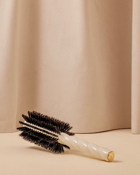 N.08 The Round Blowout Brush Length & Movement Creamy White - Image 3