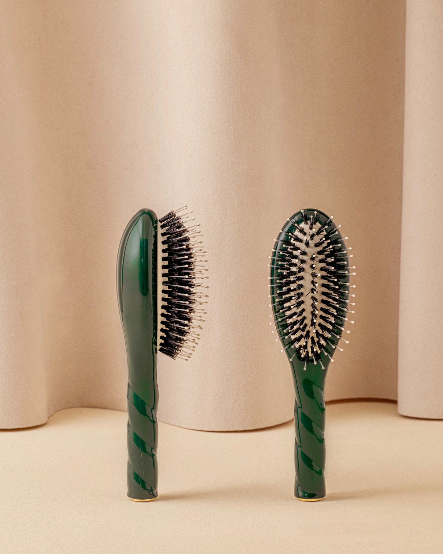 N.03 The Small Gentle Scalp Care The Essential Softness Brush Emerald Green