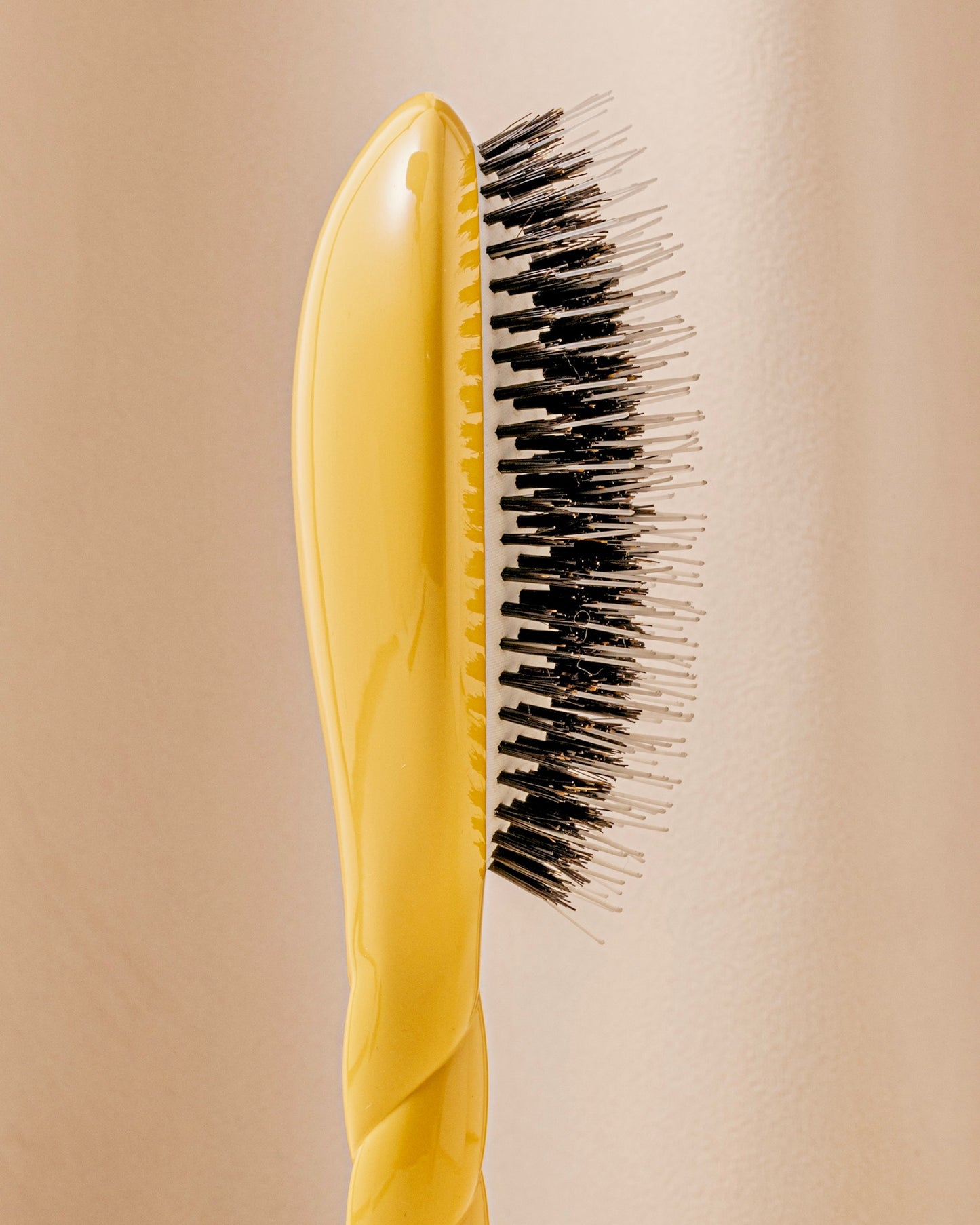 N.02 The Care & Detangling Hair Brush THE ESSENTIAL Saffron Yellow