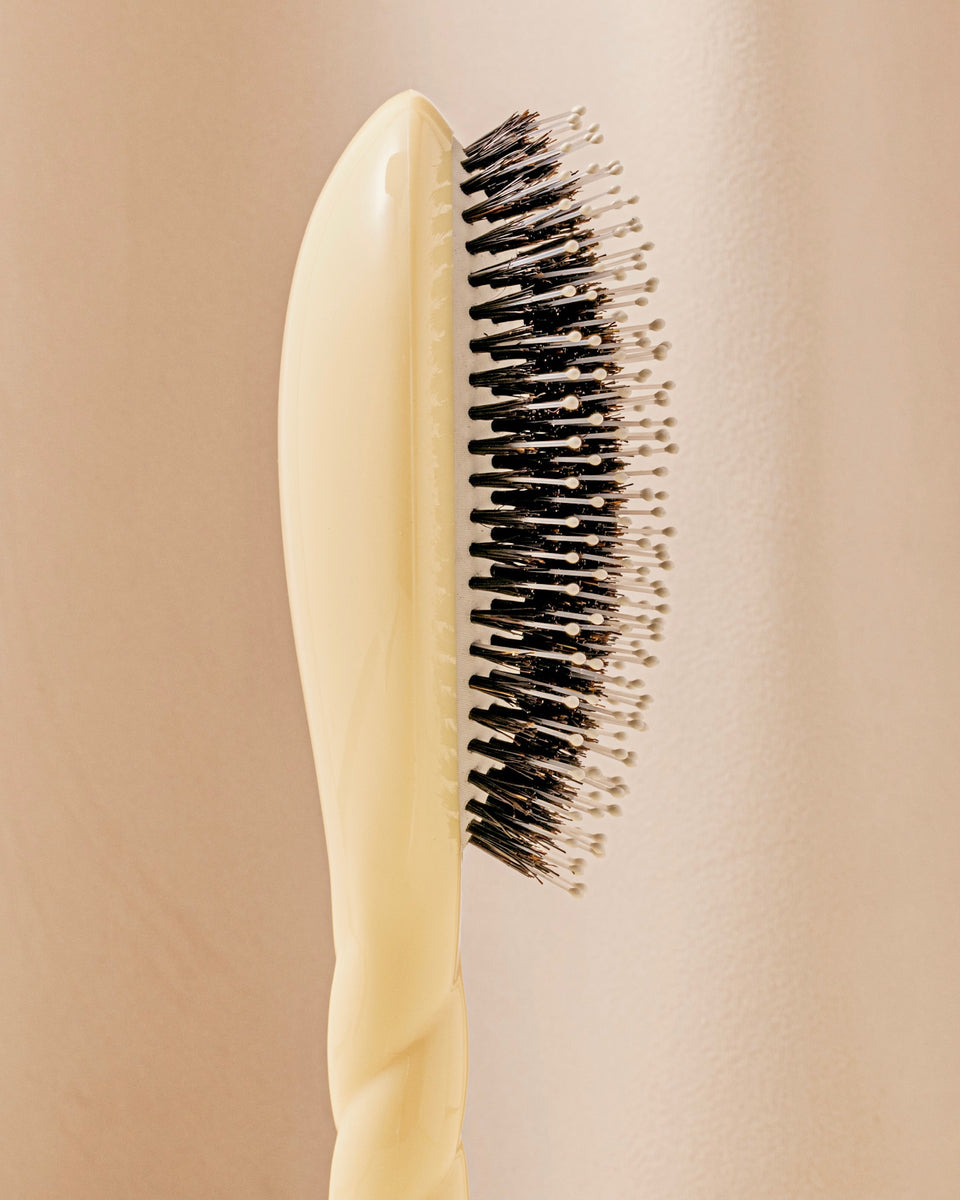 N.03 The Gentle Scalp Care Hair Brush The Essential Softness Ivory Cair