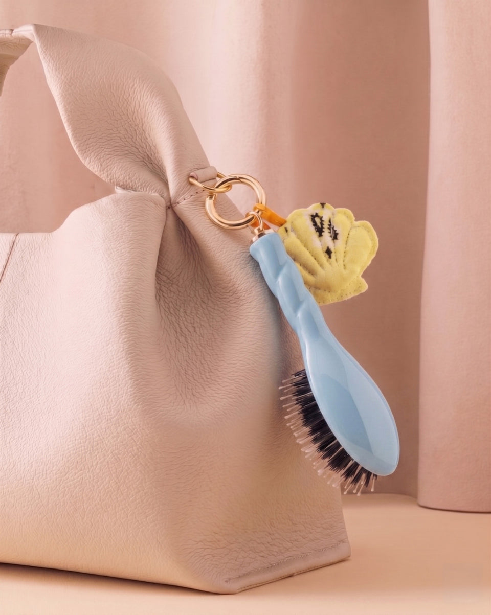 Call It By Your Name x La Bonne Brosse Duo: Mikro Bürste N.03 Himmelblau und ihr Anhänger