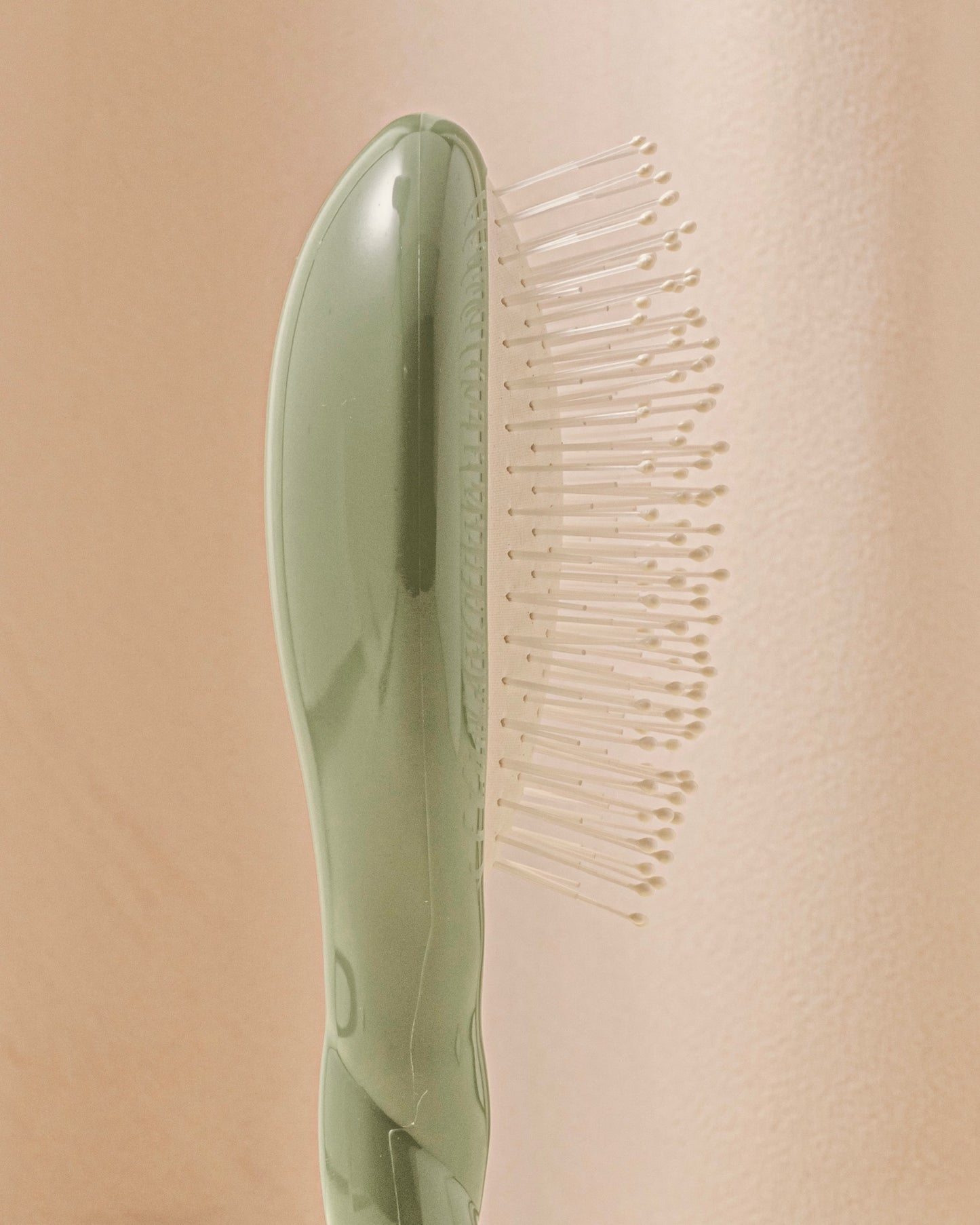N.04 The Small Massaging Detangling Hair Brush THE MIRACLE Almond Green