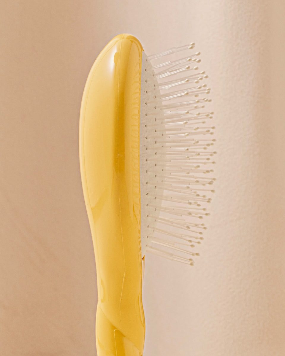 N.04 La Petite Brosse Démêlante & Massante La Miracle Jaune Safran