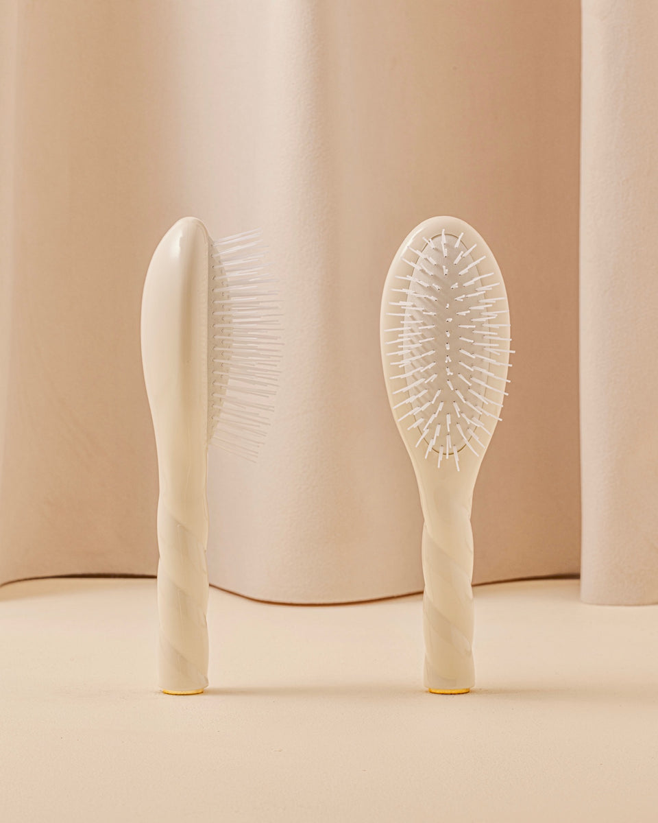 Protective Duo: The Small Hairbrush in Cream White and Cair Protective Oil
