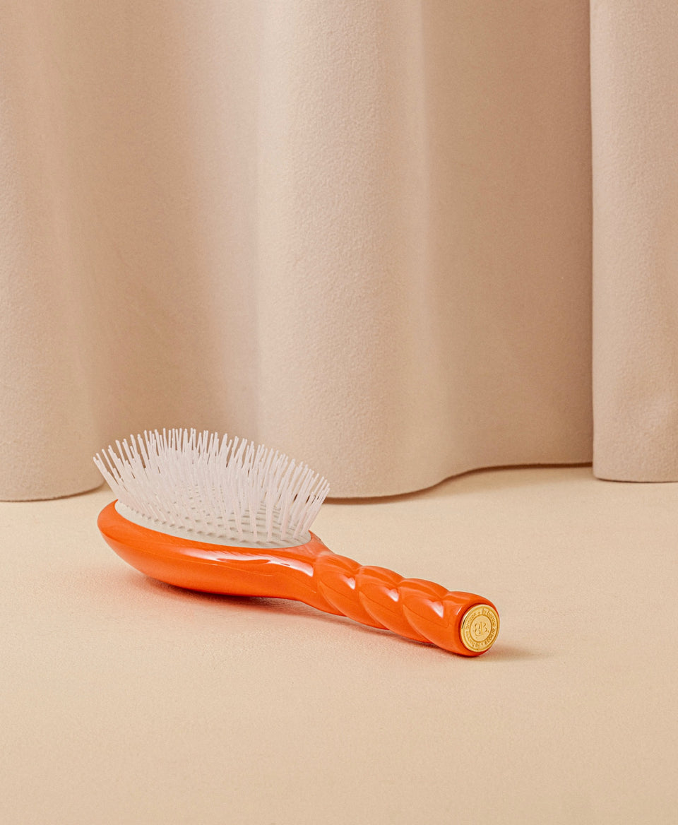 Limited Edition N.07 The Detangling & Stimulating Brush Intense Orange Seventies