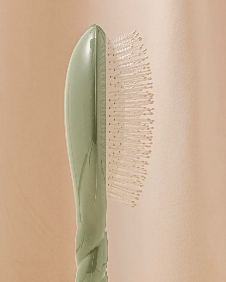 N.04 The Massaging Detangling Hair Brush Almond Green