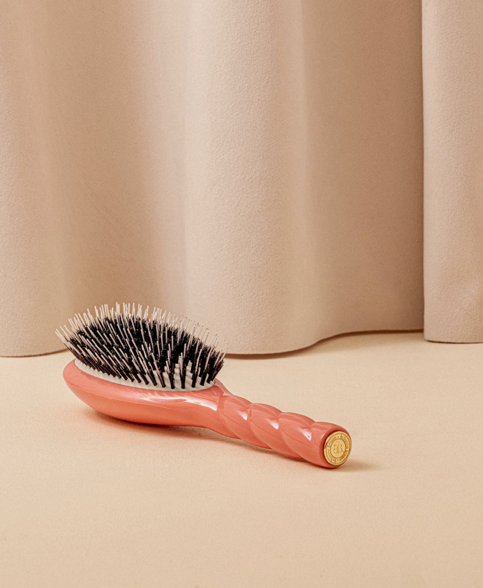 N.02 The Care & Detangling Hair Brush The Essential Coral
