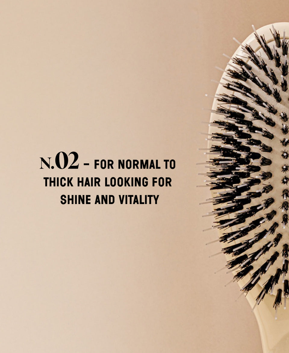 N.02 The Care & Detangling HairBrush The Essential Creamy White