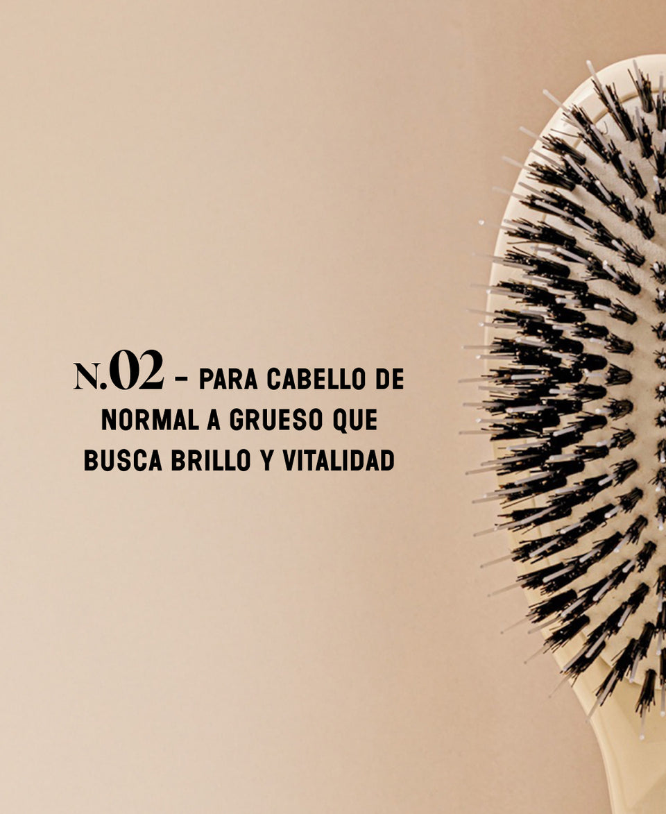 N.02 Lo Indispensable De Cuidado y Desenredado Cepillo Blanco Crema