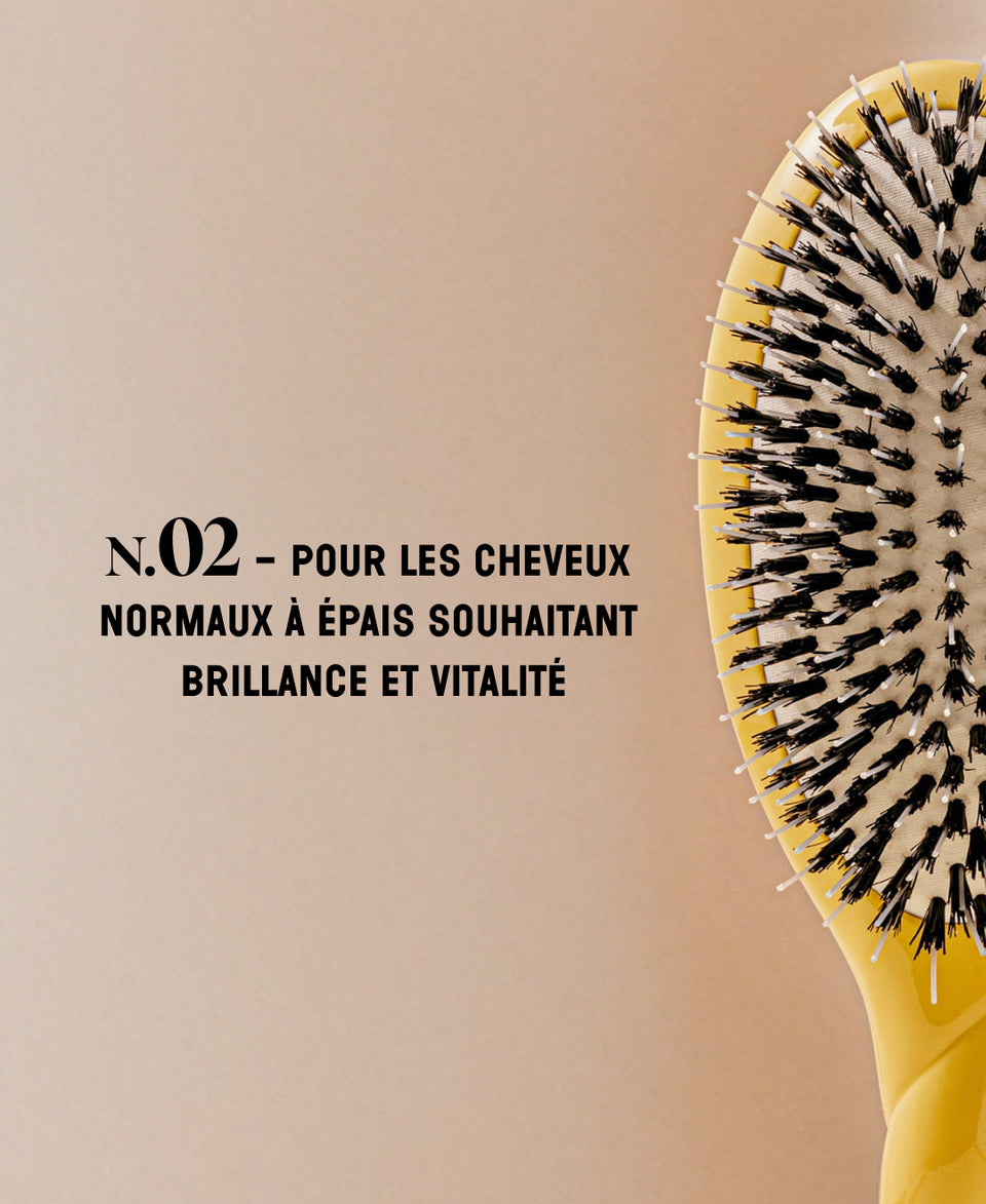 N.02 La Brosse Démêlante & Soin l'Indispensable Jaune Safran