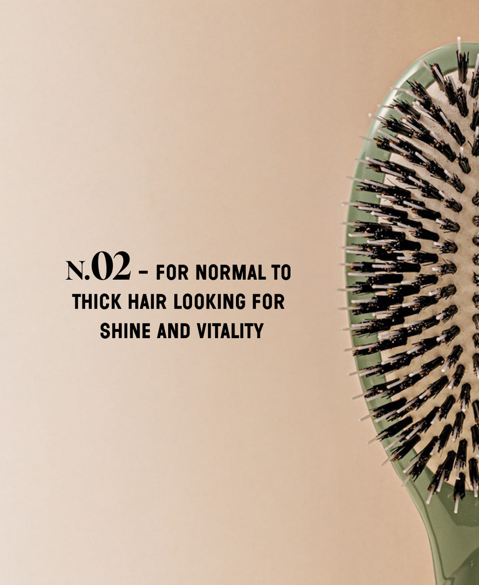 N.02 The Care & Detangling HairBrush The Essential Almond Green