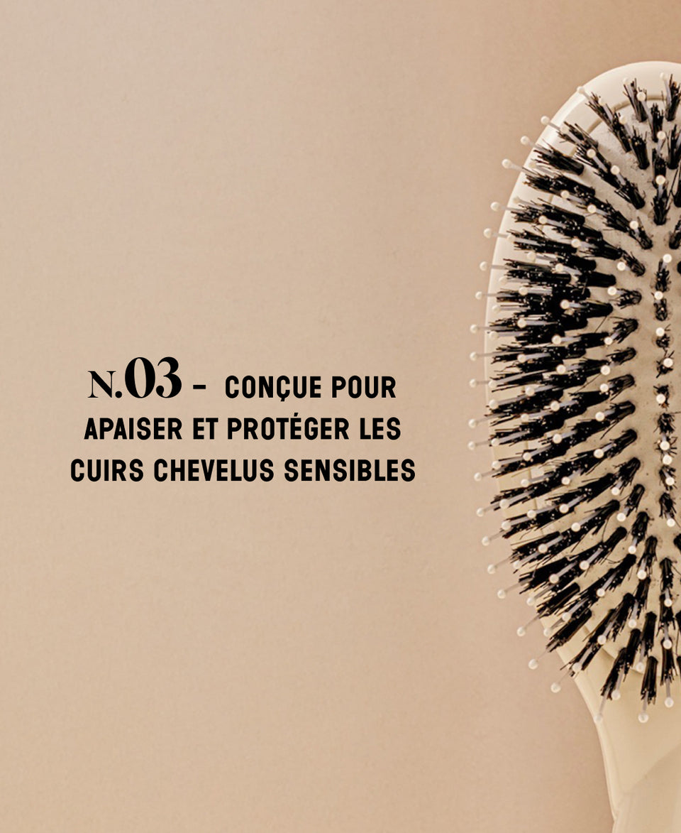 N.03 La Brosse Cuir Chevelu Sensible l'Indispensable Douceur Blanc Crème