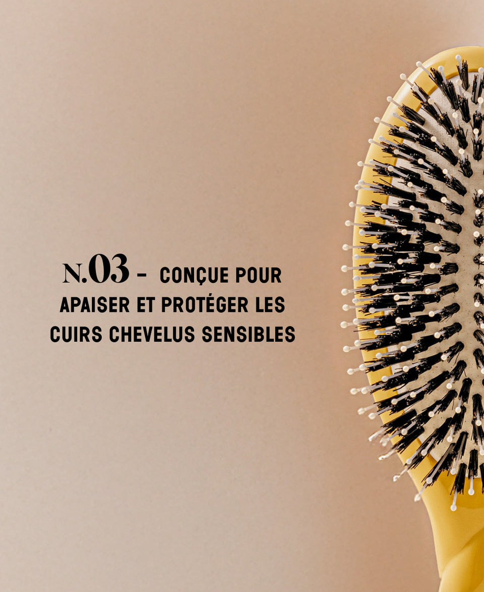 N.03 La Brosse Cuir Chevelu Sensible l'Indispensable Douceur Jaune Safran
