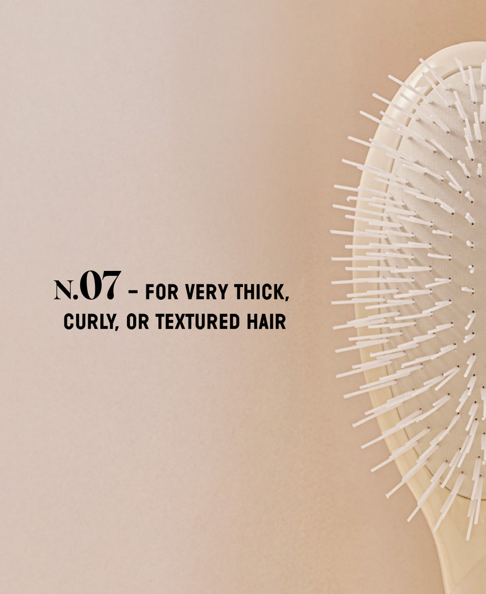 N.07 The Stimulating & Detangling HairBrush The Intense Cream White