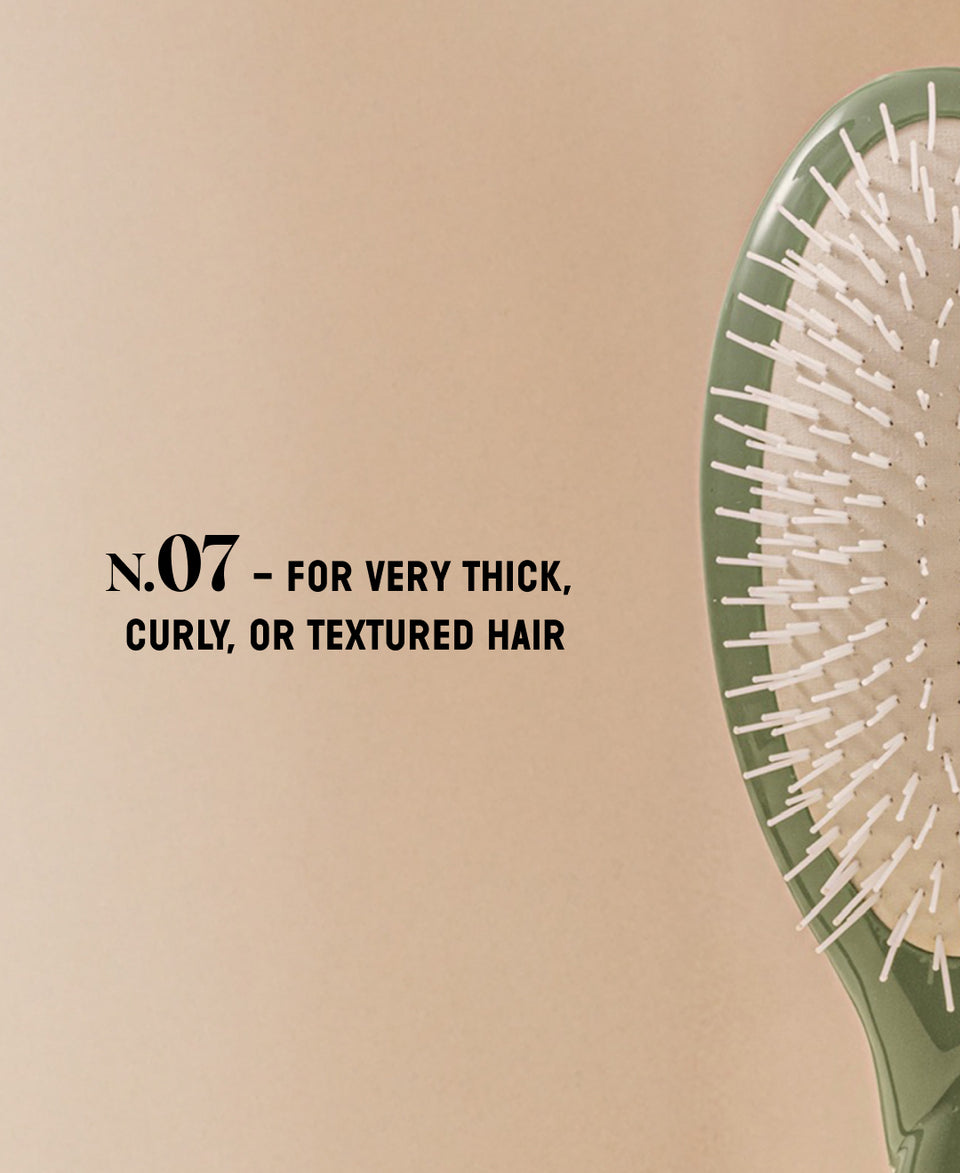 N.07 The Stimulating & Detangling HairBrush The Intense Almond Green